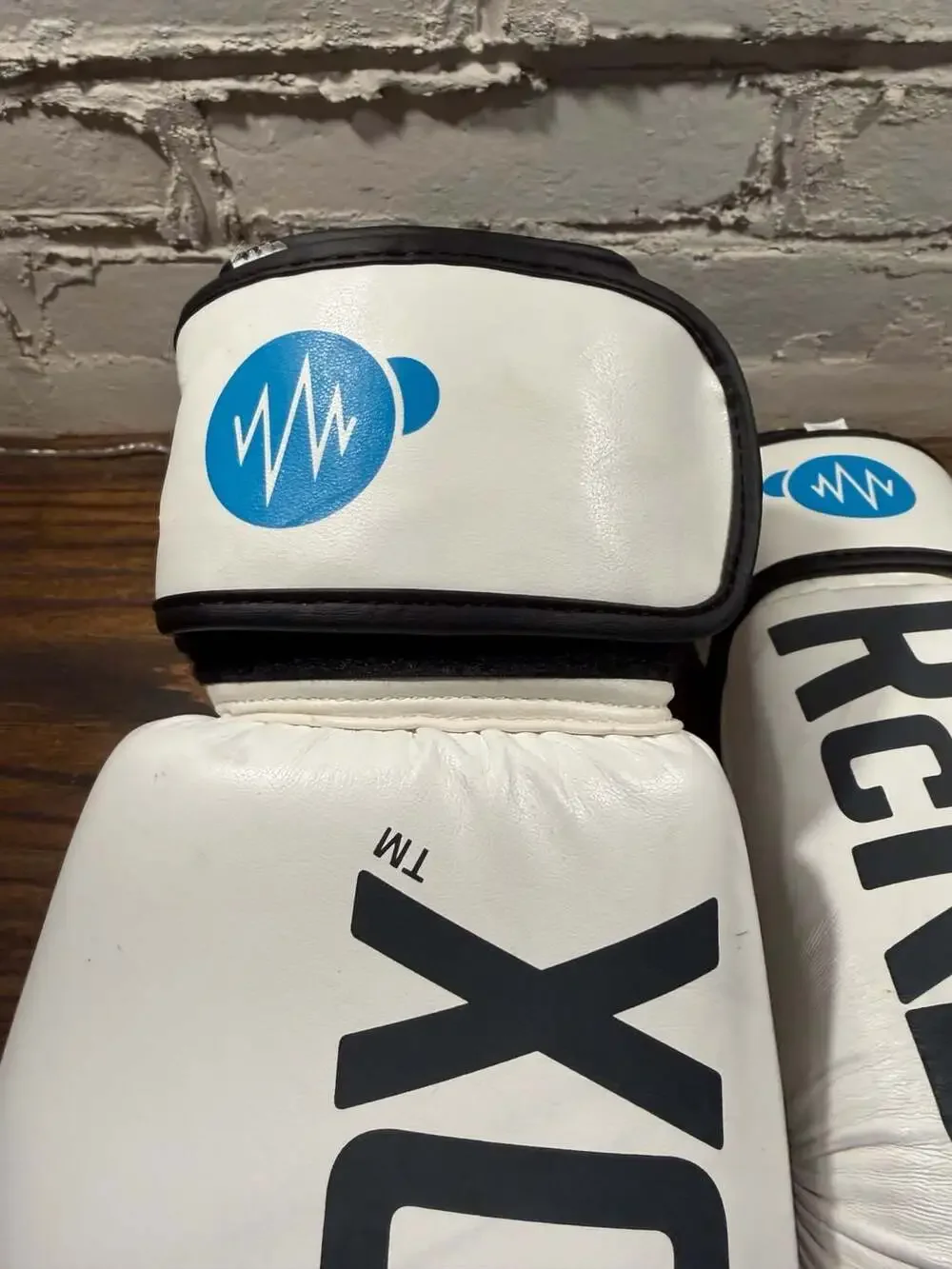 RockBox white boxing gloves 14 oz preowned - Picture 2 of 11